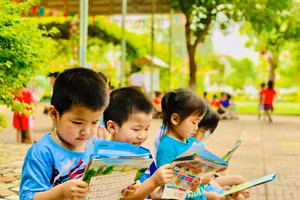 Học sinh mầm non Thạch Lưu (huyện Thạch Hà) làm quen với sách. 