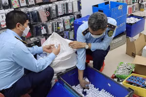 Thu giữ trên 11.200 sản phẩm sạc giả mạo nhãn hiệu.
