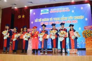 PGS.TS Lương Minh Cừ - Bí thư Đảng ủy, Hiệu trưởng Trường ĐH Cửu Long chúc mừng tân cử nhân tốt nghiệp loại xuất sắc tiêu biểu.