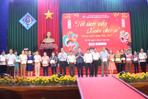 TS Nguyễn Ngọc Ân - Chủ tịch Công đoàn Giáo dục Việt Nam và GS.TS Nguyễn Thanh Phương - Bí Thư Đảng ủy, Chủ tịch Hội đồng Trường tặng quà cho viên chức, người lao động hoàn cảnh khó khăn.