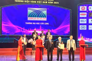 PGS.TS Lương Minh Cừ - Bí thư Đảng ủy, Hiệu trưởng Trường ĐH Cửu Long nhận giải thưởng Top 20 Thương hiệu vàng dành cho tập thể.