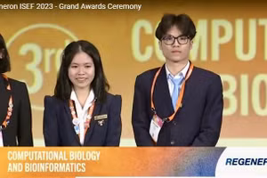 Em Nguyễn Thị Mai Anh và em Nguyễn Bình Giang nhận giải Ba REGENERON ISEF 2023.