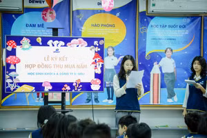 Học sinh trình bày trong buổi thương thảo, ký kết hợp đồng thu mua nấm.