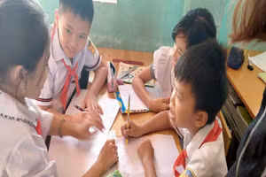 Học sinh Trường Tiểu học Dĩnh Trì hứng thú giải quyết vấn đề gắn liền với cuộc sống trong giờ hình học.