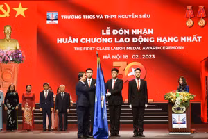 Nghi thức trao Huân chương Lao động hạng Nhất cho Trường THCS-THPT Nguyễn Siêu