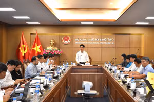Vụ trưởng Vụ Giáo dục Trung học Nguyễn Xuân Thành, Phó trưởng Tiểu ban Giáo dục phổ thông phát biểu tại phiên họp.