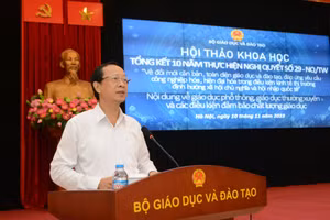 Thứ trưởng Bộ GD&ĐT Phạm Ngọc Thưởng phát biểu tại hội thảo.