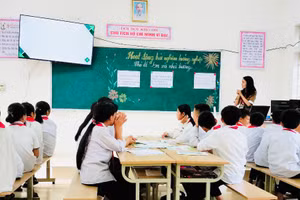 Cô Vi Thị Ỏn và học sinh trong giờ học.