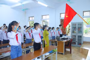 Học sinh Trường THCS Thụy Liên, Thái Thụy, Thái Bình trong lễ chào cờ đầu năm học.