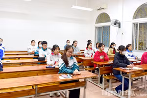 Các thí sinh dự thi Kỳ thi chọn HSG cấp tỉnh lớp 9 THCS tỉnh năm học 2023-2024. (Ảnh: Báo Tuyên Quang).