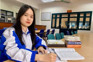 Nữ sinh Cao Lan vượt lên hoàn cảnh đạt giải Nhì HSG quốc gia môn Ngữ Văn.