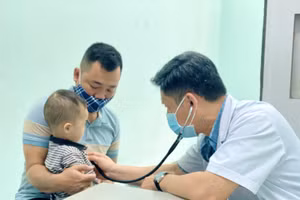 Các bác sỹ khám sàng lọc bệnh tim cho trẻ em tỉnh Tuyên Quang.
