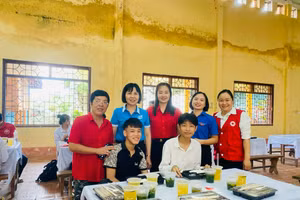 Những suất cơm miễn phí ấm lòng sĩ tử trong mùa thi.