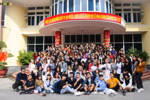Hoạt động teambuilding dưới hình thức “Amazing Race” thu hút đông đảo các bạn tân sinh viên tham gia.