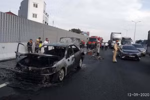 Cục CSGT phân luồng bảo vệ hiện trường ô tô Camry bị cháy trên tuyến Pháp Vân - Cầu Giẽ - Ninh Bình
