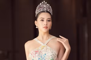 Tiểu Vy “thống trị” thảm đỏ.