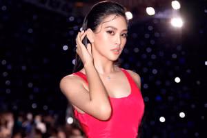 Hoa hậu Tiểu Vy xinh đẹo trong Tuần lễ thời trang.