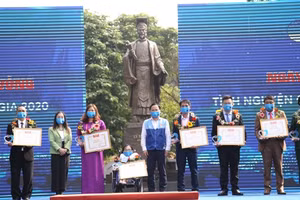Đồng chí Nguyễn Anh Tuấn, Bí thư thứ nhất BCH Trung ương Đoàn TNCS Hồ Chí Minh trao giải thưởng tình nguyện quốc gia.