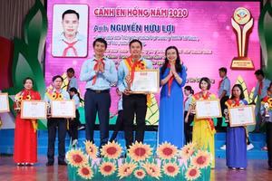 Anh Nguyễn Ngọc Lương, Bí thư Trung ương Đoàn, Chủ tịch Hội Đồng Đội Trung ương và chị Nguyễn Phạm Duy Trang, Ủy viên Ban Thường vụ Trung ương Đoàn, Phó Chủ tịch thường trực Hội đồng Đội Trung ương trao giải thưởng cho giáo viên Tổng phụ trách Đội giỏi.