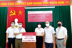 Đại diện Phòng GD&ĐT, Ngân hàng Agribank chi nhánh Phú Lương trao tặng máy tính cho Trường Tiểu học Yên Lạc 2.