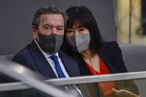Cựu Thủ tướng Đức Gerhard Schroeder và vợ.