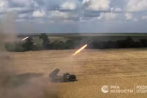 MLRS khai hỏa.