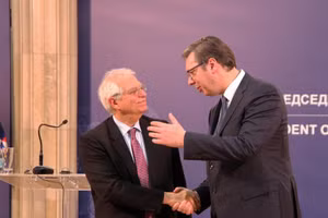 Tổng thống Serbia Aleksandar Vucic (phải) bắt tay nhà ngoại giao hàng đầu của EU, Josep Borrell, tại Belgrade, Serbia, vào ngày 31 tháng 1 năm 2020.
