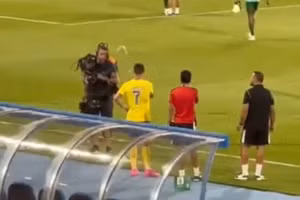 'Tịt ngòi' trận thứ 7 liên tiếp, Ronaldo nổi giận hắt nước vào phóng viên