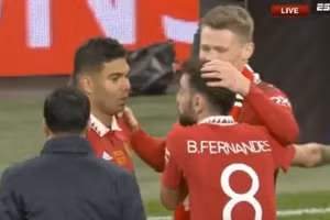 Cổ động viên Man Utd 'vui hết nấc' chứng kiến Casemiro và Fernandes cãi nhau