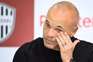 Bị 'hắt hủi', Iniesta chia tay đội bóng Nhật Bản trong nước mắt