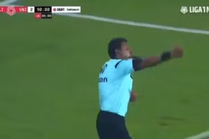 Video: Bị hụt chức vô địch, đội bóng Peru làm điều chưa từng có