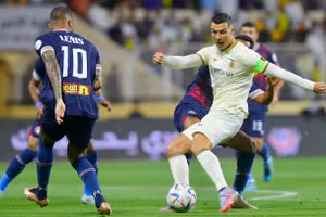 Ronaldo lập cú đúp trận thứ ba liên tiếp, bỏ xa Messi