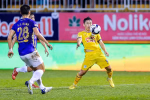HLV Kiatisak công bố loạt 'binh hùng tướng mạnh' đá V.League 2023