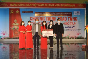 Lãnh đạo Agribank chi nhánh Phú Lương, Phòng GD&ĐT Phú Lương trao tặng kinh phí hỗ trợ mua sắm thiết bị dạy học cho Trường mầm non Cổ Lũng