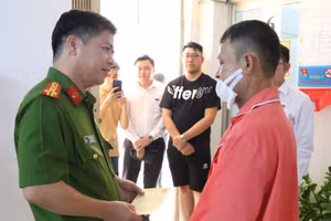 Đại tá Ngô Xuân Phú, Phó Giám đốc Công an tỉnh Bình Dương thăm hỏi người bảo vệ dũng cảm bắt cướp.