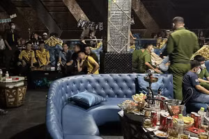 Lực lượng công an kiểm tra quán bar phát hiện nhiều người dương tính với ma túy.