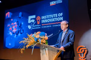 GS.TS Nguyễn Đông Phong - Bí thư Đảng uỷ, Chủ tịch Hội đồng UEH phát biểu tại buổi lễ.