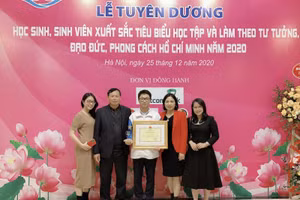 Mai Trung Hiếu cùng gia đình trong Lễ tuyên dương học sinh giỏi.