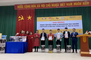 Trao tặng đèn học thông minh The Smart LIGHT cho 5 sinh viên tiêu biểu đang học tập tại Hà Giang.