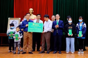 Cổng TTĐT Chính phủ và Tập đoàn Mai Linh trao máy tính bảng cho các em học sinh tại xã Tự Nhiên, huyện Thường Tín, Hà Nội. Ảnh: VGP/Thiện Tâm