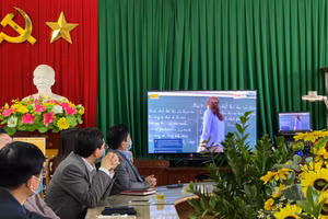 Các đại biểu cùng trải nghiệm giải pháp dạy học trực truyến qua bộ thiết bị chuyên dụng SmartROOM.