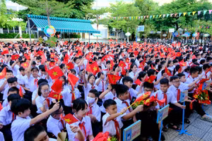 Học sinh Trường THCS Nguyễn Huệ dự khai giảng năm học 2023 - 2024. 