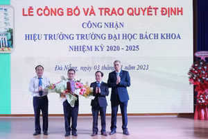 Giám đốc ĐH Đà Nẵng trao quyết định công nhận Hiệu trưởng Trường ĐH Bách khoa nhiệm kỳ 2020 - 2025 đối với PGS.TS Nguyễn Hữu Hiếu. 