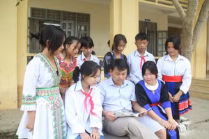 Thầy và trò học sinh Trường Phổ thông dân tộc bán trú Nậm Pì (Lai Châu). Ảnh: Thuận Thiên. 