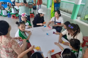 Phụ huynh tham gia cùng con thi vẽ và xé giấy tại Ngày hội gia đình gắn kết yêu thương của Trường Tiểu học Hoa Lư. (Ảnh: PV).