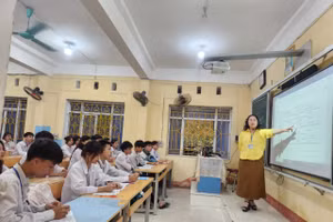Cô và trò tích cực ôn luyện chuẩn bị cho Kỳ thi tốt nghiệp THPT 2024.
