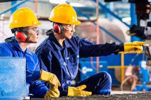 Người lao động mong chờ quyết sách tăng lương tối thiểu vùng. Ảnh minh họa