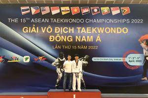 Hai thầy trò Tòng Văn Vũ chụp ảnh lưu niệm sau thời khắc em "giật" giải Bạc khu vực Đông Nam Á.