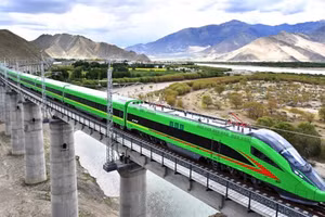 Tàu CR400 Fuxing của Trung Quốc đạt vận tốc 350 km/h.