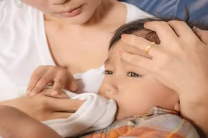 Cha mẹ không nên tự ý cho trẻ uống thuốc kháng sinh. Ảnh minh hoạ.